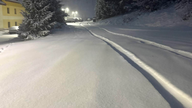 Situácia sa zásadne zhoršuje. Kalamita naberá na sile a zasypáva ďalšie cesty