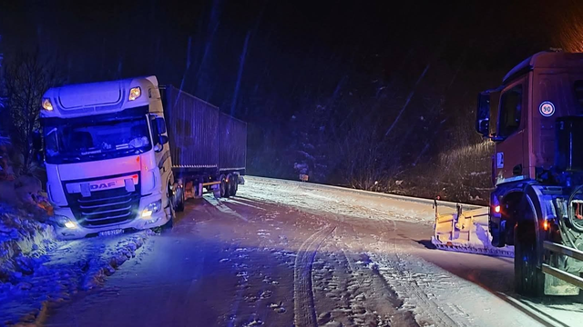 Sneženie naberá na sile, situácia je čoraz horšia. Už čoskoro sa však sneženie zmení na lejak