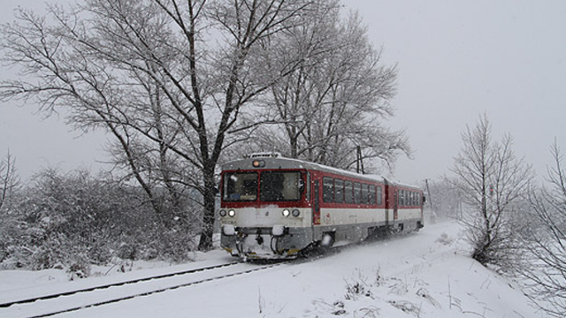 Sneženie paralyzuje dopravu: Výrazné meškania hlásia na viacerých vlakových linkách