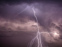 Výstrahy pred počasím: Časť Európy čakajú búrky a povodne. Zmena príde aj ku nám