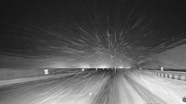 Polícia uzatvára cesty a obmedzuje dopravu. Počasie je čoraz horšie