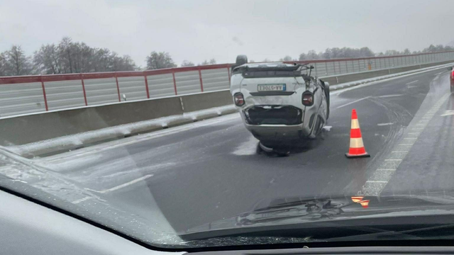 Snehová kalamita na Slovensku: Autá končia na strechách, nehody komplikujú dopravu