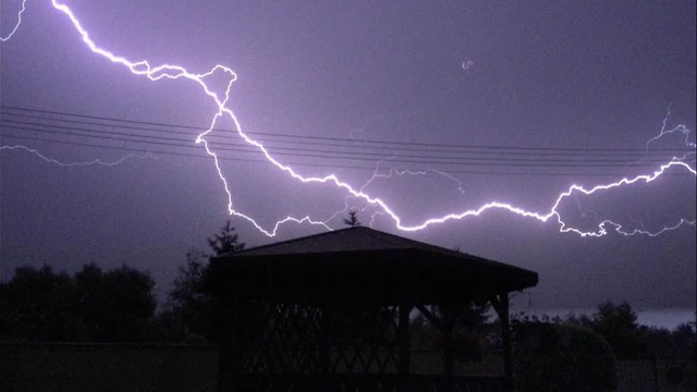 Je to ako v lete: Tvoria sa početné búrky s lejakmi, krúpami a s tisíckami bleskov