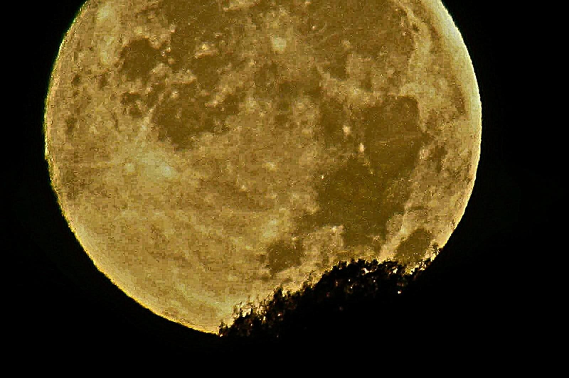 Mesiac sa ukázal v plnej nádhere už aj v noci z utorka na pondelok. Foto: iPočasie