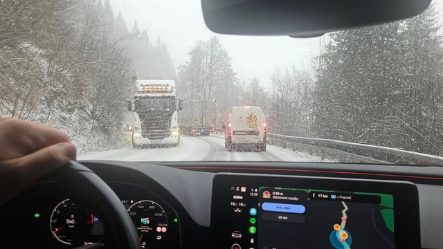 AKTUÁLNE: Situácia na cestách sa komplikuje, no cestári sú v pohotovosti