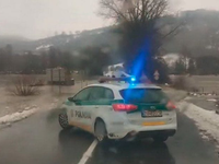 Povodeň stále hrozí. Rieky ešte dotekajú a vylievajú sa