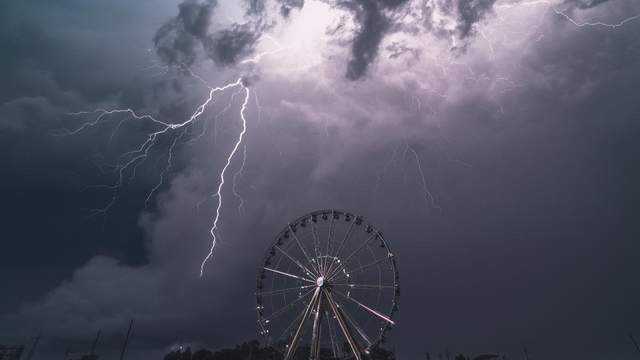 Na ruskom kole uviazlo 20 ľudí na celých 9 hodín. Udrel totiž blesk