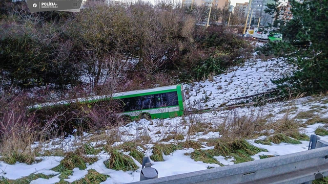 Pozor na zamrznutých cestách! Autobus MHD dostal šmyk, skončil mimo cesty