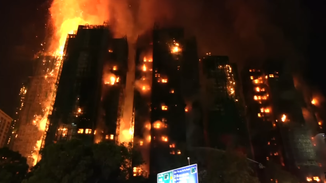 Živé peklo v Hong Kongu. Masívny požiar zachvátil obytný komplex