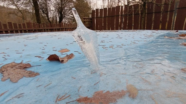 V Maďarsku sa objavil zriedkavý jav. V bazéne vyrástol nevšedný ľadový šíp