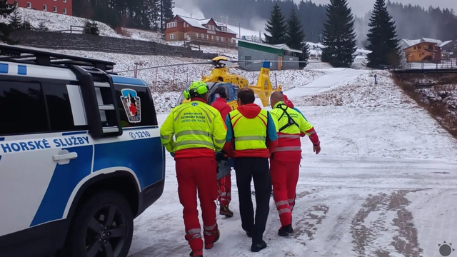 Extrémne otužovanie v Krkonošiach takmer skončilo tragédiou. Turistku museli zachraňovať v mrazivých podmienkach