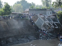 Katastrofálne záplavy v Indonézii zvyšujú počet obetí. Situácia je kritická