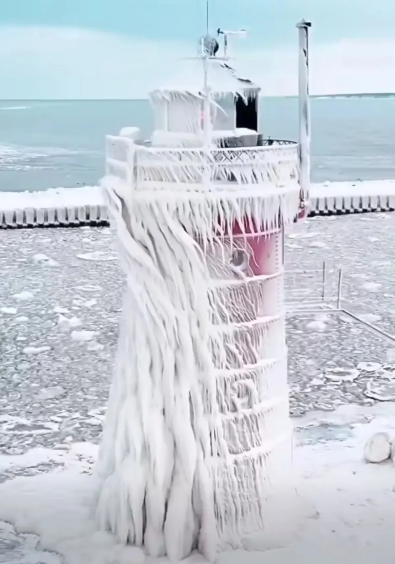 Zamrznuté jazero Michigan. Foto: Mitten Explorer