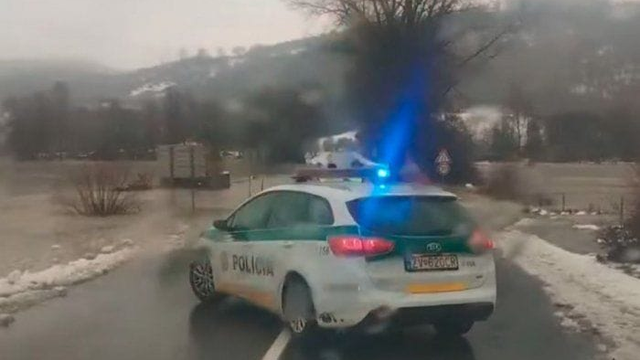 Povodeň stále hrozí. Rieky ešte dotekajú a vylievajú sa