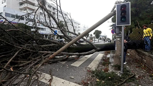 Na Európu sa rúti extrémne počasie: Tornádo po sebe zanechalo spúšť, o život prišla jedna osoba