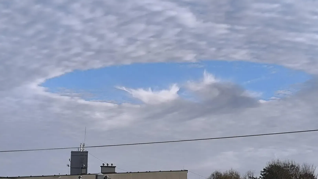 Nad mestom sa objavila diera v nebi. U susedov pozorovali vzácny fenomén