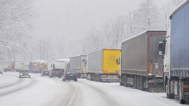 Sneženie už robí problémy, policajti riadia dopravu: Na cestách sú skrížené kamióny, aj uzavreté Donovaly