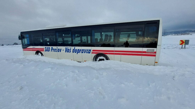 V okolí Prešova sú stále neprejazdné cesty. Autobus s cestujúcimi je uviaznutý už 5 hodín