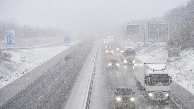 Prílev arktického vzduchu už prináša sneženie a prudké mrazy do -12 °C