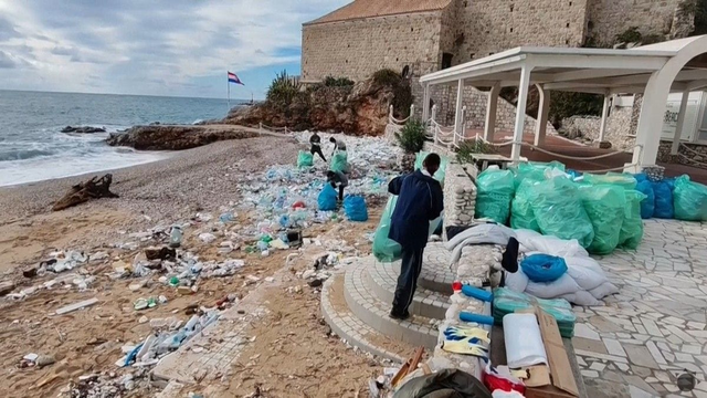 Jadran je pod paľbou búrok. More vyplavilo tony odpadkov