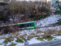 Pozor na zamrznutých cestách! Autobus MHD dostal šmyk, skončil mimo cesty