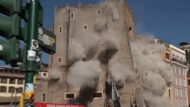 V Ríme sa zrútila historická veža. Talianov však nahnevali Rusi: „Prejav vulgárnosti,“ reagovali