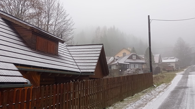 FOTO: Zrážky postupujú Slovenskom. V týchto lokalitách už sneží
