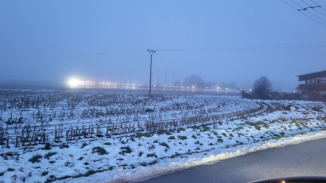 Ranná cesta do školy a práce sa mnohým predĺži. Dážď uzatvára cesty a ruší vlaky