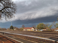 PRÁVE SA DEJE: Padajú krúpy, udreli už tisícky bleskov. Búrky sú intenzívne, blýska sa aj u nás
