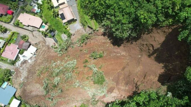 Záchranári v nebezpečenstve. Počas záchrannej akcie po zosuve pôdy, na nich spadol ďalší