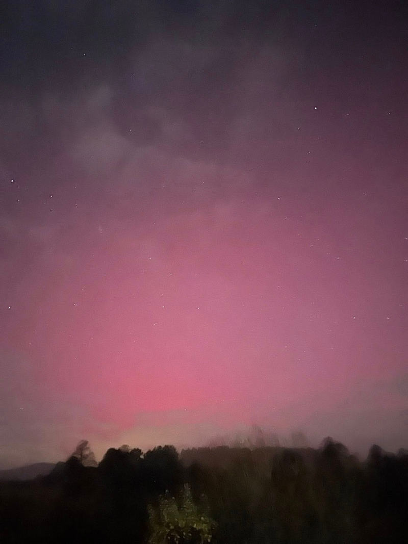 Polárna žiara nad obcou Sádočné, zdroj: Šimon Juraj Behuník
