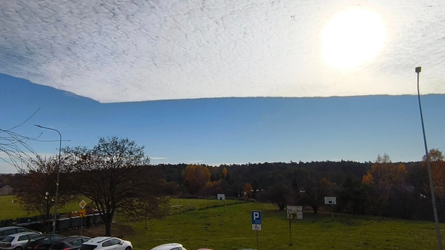 Zvláštna oblačnosť na oblohe. Mraky vytvorili futbalové ihrisko