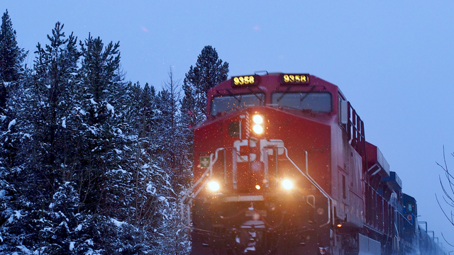 Vlaky aj dnes výrazne meškajú: Stromy sú popadané na cestách aj na tratiach