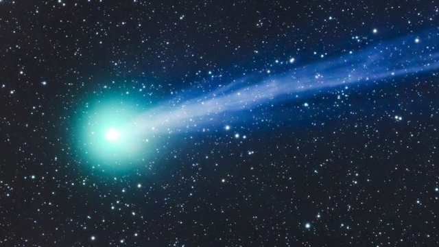 Kométa ATLAS stále prekvapuje vedcov. Ako sa blížila k Slnku, rýchlo sa rozžiarila