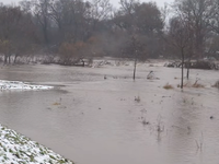 Hriňová pod vodou: Slatina sa vylieva a tvorí „jazierka“. Hron dosahuje najvyššiu hladinu za posledné roky