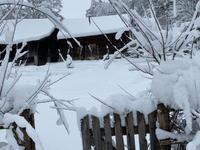 Zima udrela aj v Poľsku. Hasiči mali plné ruky práce, desaťtisíce domácností skončilo bez elektriky