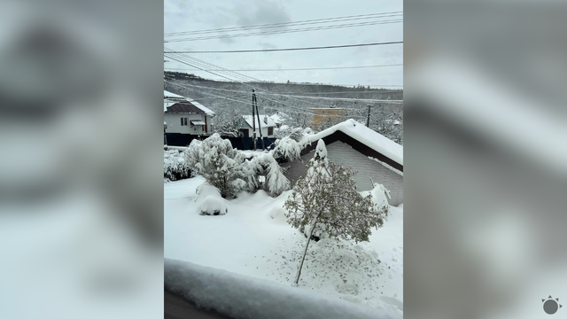 Slovensko má za sebou ďalší náročný deň so snežením a množstvom problémov