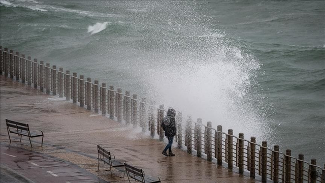 Claudia zasiahla Španielsko. Vlny dosahovali šesť metrov