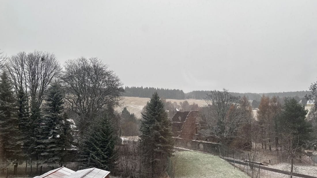 V Česku už sneží aj mimo hôr. Studený front dnes prejde aj Slovenskom