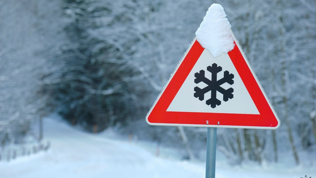 VÝSTRAHA pred snežením. Tieto okresy ráno zasype až 15 cm snehu