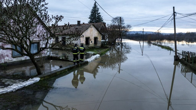 Blízko slovenských hraníc zúri povodeň. Museli evakuovať obyvateľov