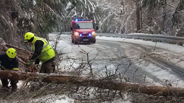 Hrozia povodne, budú padať stromy. V týchto oblastiach to bude najhoršie