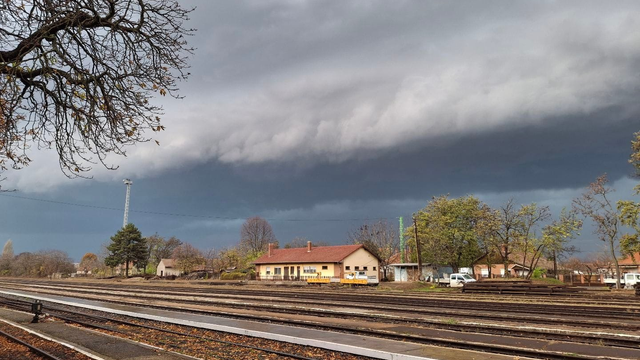 PRÁVE SA DEJE: Padajú krúpy, udreli už tisícky bleskov. Búrky sú intenzívne, blýska sa aj u nás