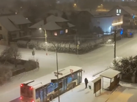 Sneh zasypáva Slovensko a bude to ešte horšie. Prvé cesty sú ťažko prejazdné