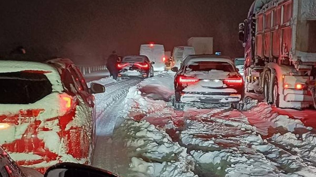 Krízová situácia kvôli sneženiu. Červená výstraha pred snežením stále trvá