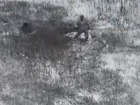 Snehové gule proti dronu. Kuriózne video ukazuje zúfalý pokus ruského vojaka uniknúť útoku