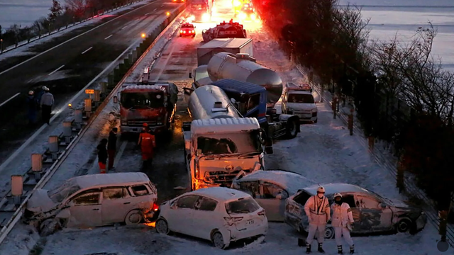 Víchrica spôsobila hromadnú nehodu. Na diaľnici sa zrazilo 57 áut