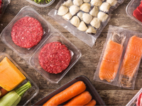 Chutilo vám dobre? Ročne skonzumujete 250 g plastu. V týchto potravinách je ho najviac