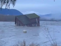 VIDEO: Dom plával po rieke - takto vyzerá ničivá sila „atmosférickej rieky“