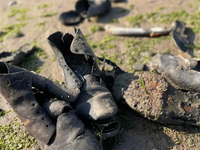 Stovky čiernych kožených topánok z 19. storočia záhadne vyplavilo na pláž